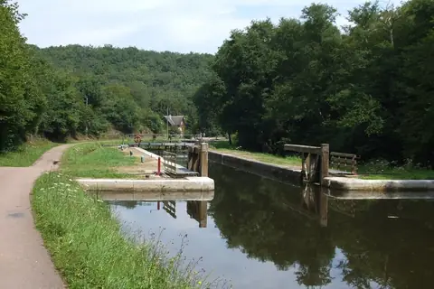 Canal du Nivernais, sur la route ou près de la route de « Balade d’architecture contemporaine dans la Nièvre : Le Sud Nivernais »