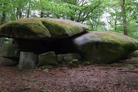 Dolmen Chevresse, sur la route ou près de la route de « Balade d’architecture contemporaine : Les grands lacs du Morvan »