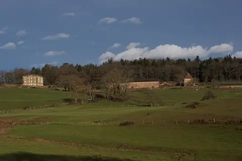 Château de Saulières, sur la route ou près de la route de « Circuit des églises romanes en Bazois Loire Morvan »
