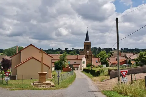 Céron, sur la route ou près de la route de « Circuit routier « Les belles demeures du Brionnais » »