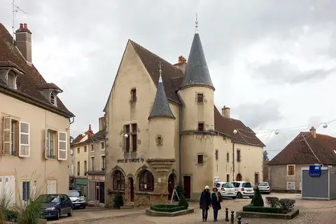 Arnay-le-Duc, sur la route ou près de la route de « La mythique Nationale 6 »