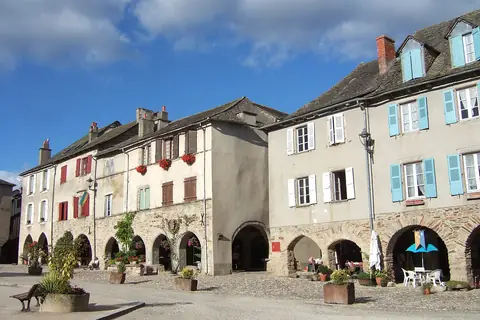 Sauveterre-de-Rouergue, sur la route ou près de la route de « Les Bastides du Rouergue »