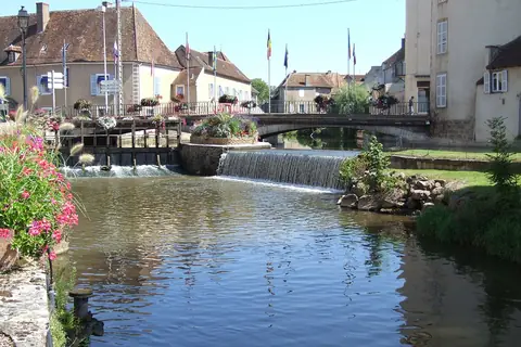 Charolles, sur la route ou près de la route de « Les Chemins du Roman »