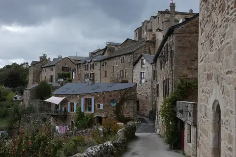 Castelnau-Pégayrols, sur la route ou près de la route de « Pays des lacs et abbaye cistercienne »