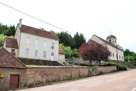 Jouey, sur la route ou près de la route de « Route gourmande dans le cœur de La Bourgogne »