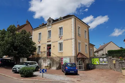 Charrecey, sur la route ou près de la route de « Route gourmande dans le Morvan »