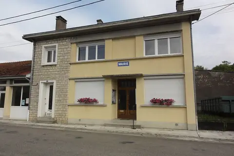 Ourches-sur-Meuse, sur la route ou près de la route de « Sur la route des lavoirs »