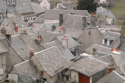 Laguiole (Aveyron), sur la route ou près de la route de « Vallée du Lot, Aubrac et Truyère »