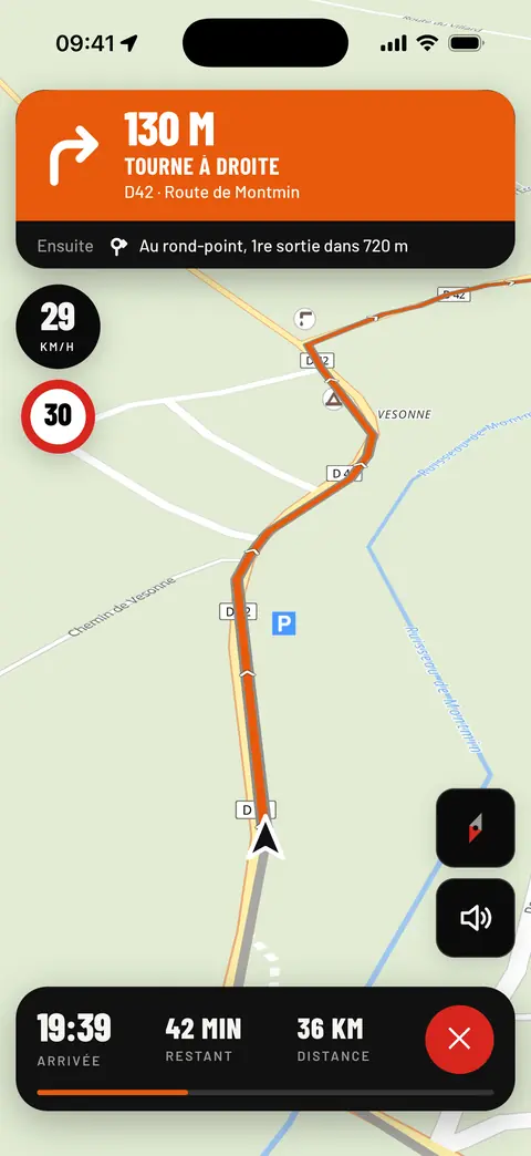 Guidage tour par tour : « 130 m, tourne à droite, D42 », limitation 30 et vitesse actuelle