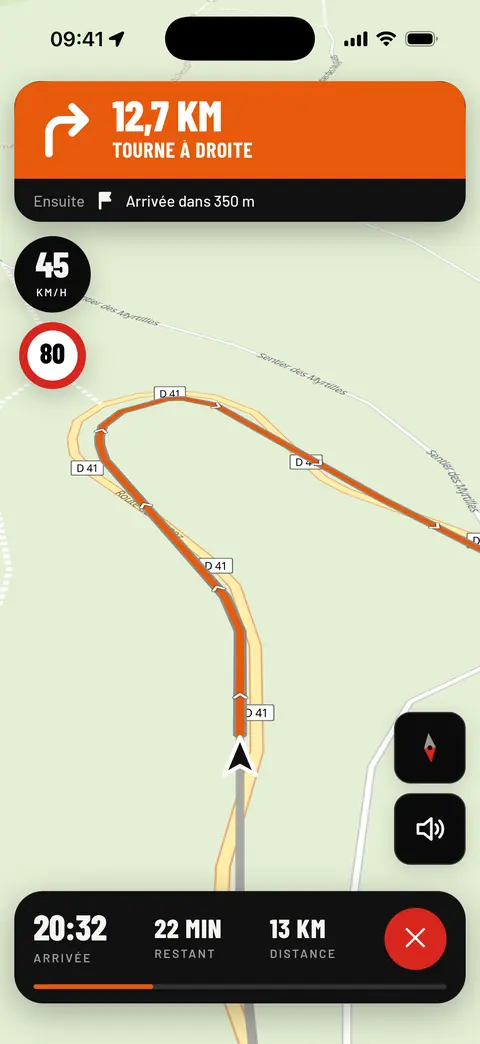 Guidage dans une épingle de la D41 en thème clair : « 12,7 km, tourne à droite », vitesse 45 km/h, limitation 80